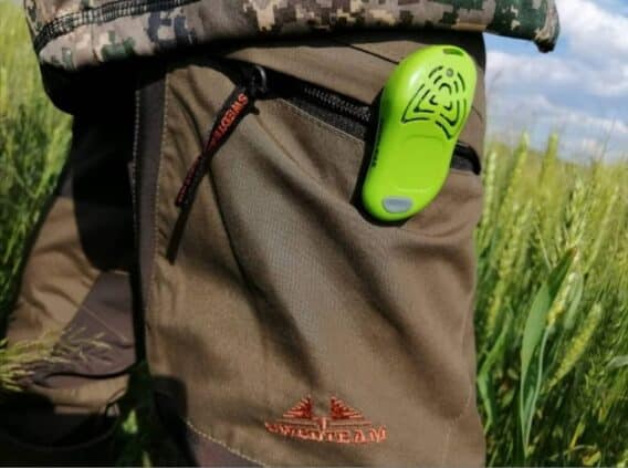 TICKLESS® HUNTER Green – pripevnený na oblečení pri poľovačke