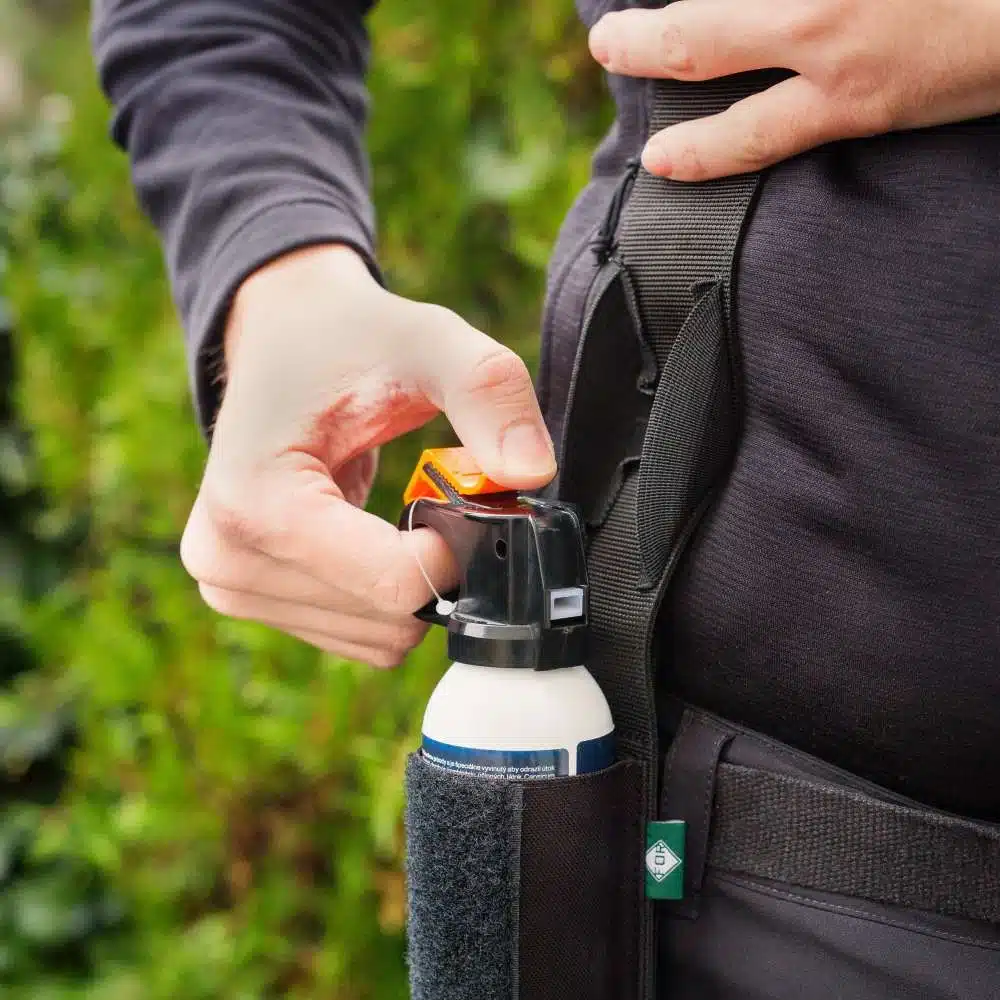 Profesionálny obranný sprej BEARBUSTER $300\text{ ml}$ s poistkou proti náhodnému spusteniu.