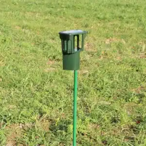 Praktické využitie PROFI adaptéra osadeného na zelenej sklolaminátovej tyčke v otvorenom trávnatom teréne.