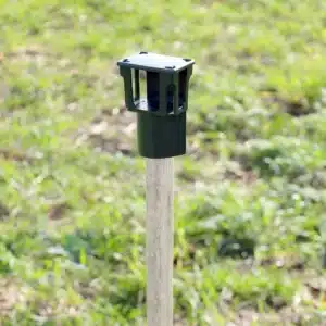 Inštalácia PROFI adaptéra na drevenom kole ako súčasť systému pachového ohradníka proti zveri.