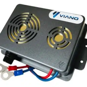 Profesionálna inštalácia ultrazvukového odpudzovača hlodavcov VIANO OS-2 v motorovom priestore vozidla.