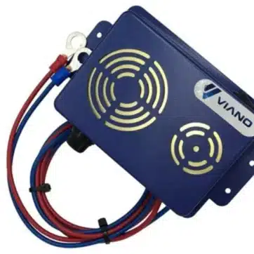 Profesionálny odpudzovač kún VIANO OS-3 s dvoma reproduktormi a výkonnou LED diódou určený na montáž do auta.