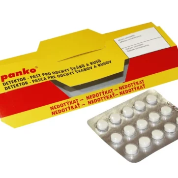 Zložená žlto-červená pasca PANKO pripravená na odchyt hmyzu spolu s blistrom obsahujúcim 15 feromónových tabliet.