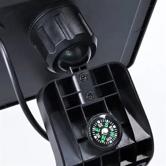 Detail polohovateľného kĺbu so vstavaným kompasom pre správnu orientáciu solárneho panelu Solight na juh.