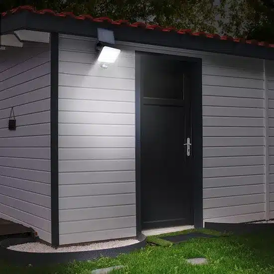 Inštalácia výkonného solárneho svetla Solight nad garáž alebo kurník ako ochrana pred líškami