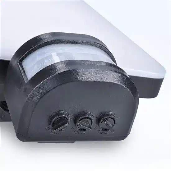 Regulačné prvky solárneho svetla pre nastavenie času svietenia a svetelnej citlivosti luxov