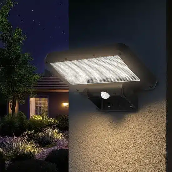 Čierny Solight LED solárne svetlo so senzorom (model WO7204) pre efektívnu ochranu hydiny.