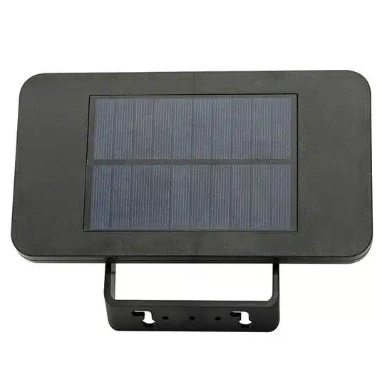 Pohľad na integrovaný solárny panel, ktorý nabíja Solight LED solárne svetlo so senzorom počas dňa.