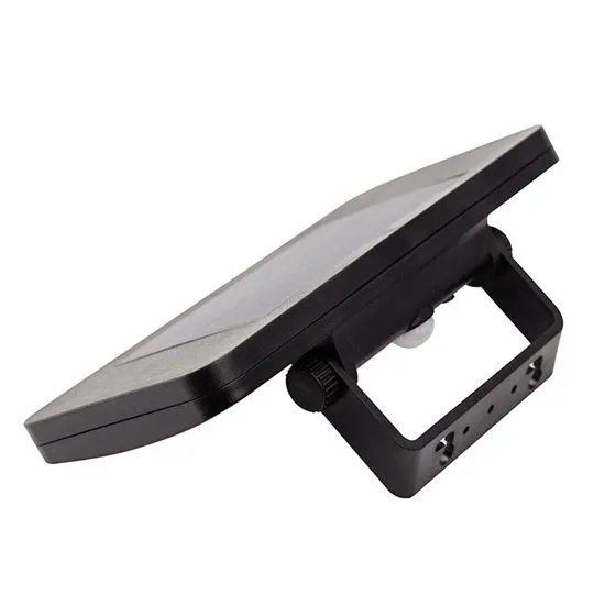 Šikmý pohľad na kompaktné telo Solight LED solárne svetlo so senzorom a naklápací solárny panel.