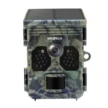 Fotopasca Bentech SP1390 s integrovaným solárnym panelom na hornej strane.