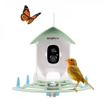 Inteligentná vtáčia búdka Bentech BF01 so solárnym panelom a integrovanou kamerou umiestnená na strome.