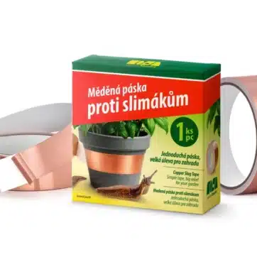 Samolepiaca medená páska proti slimákom aplikovaná na okraji plastového kvetináča