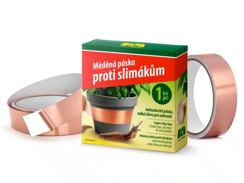 Samolepiaca medená páska proti slimákom aplikovaná na okraji plastového kvetináča